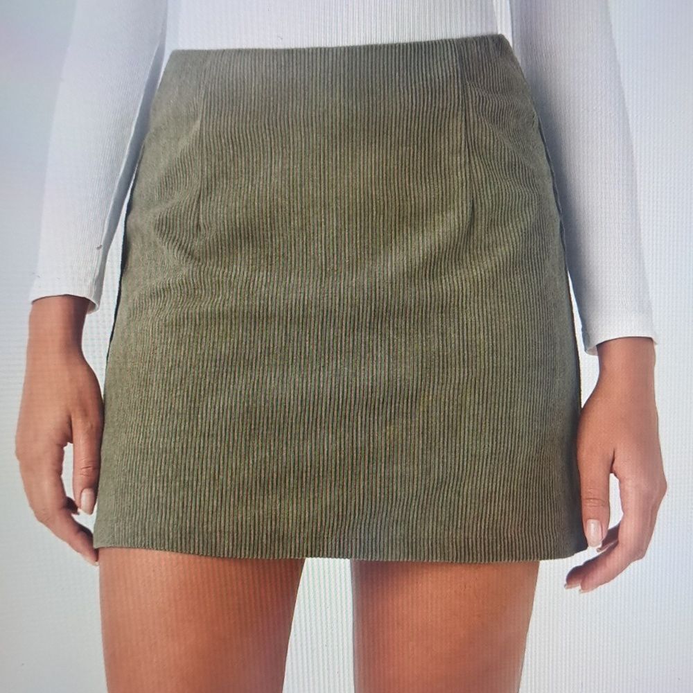XLARGE.    HALARA A LINE CORDUROY 2 IN 1 SKORT